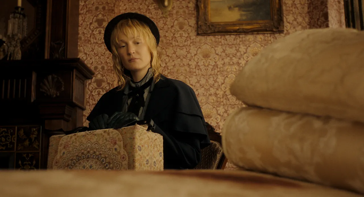 Vicky Krieps como Bridget Sullivan, la empleada doméstica, en Monster: The Lizzie Borden Story