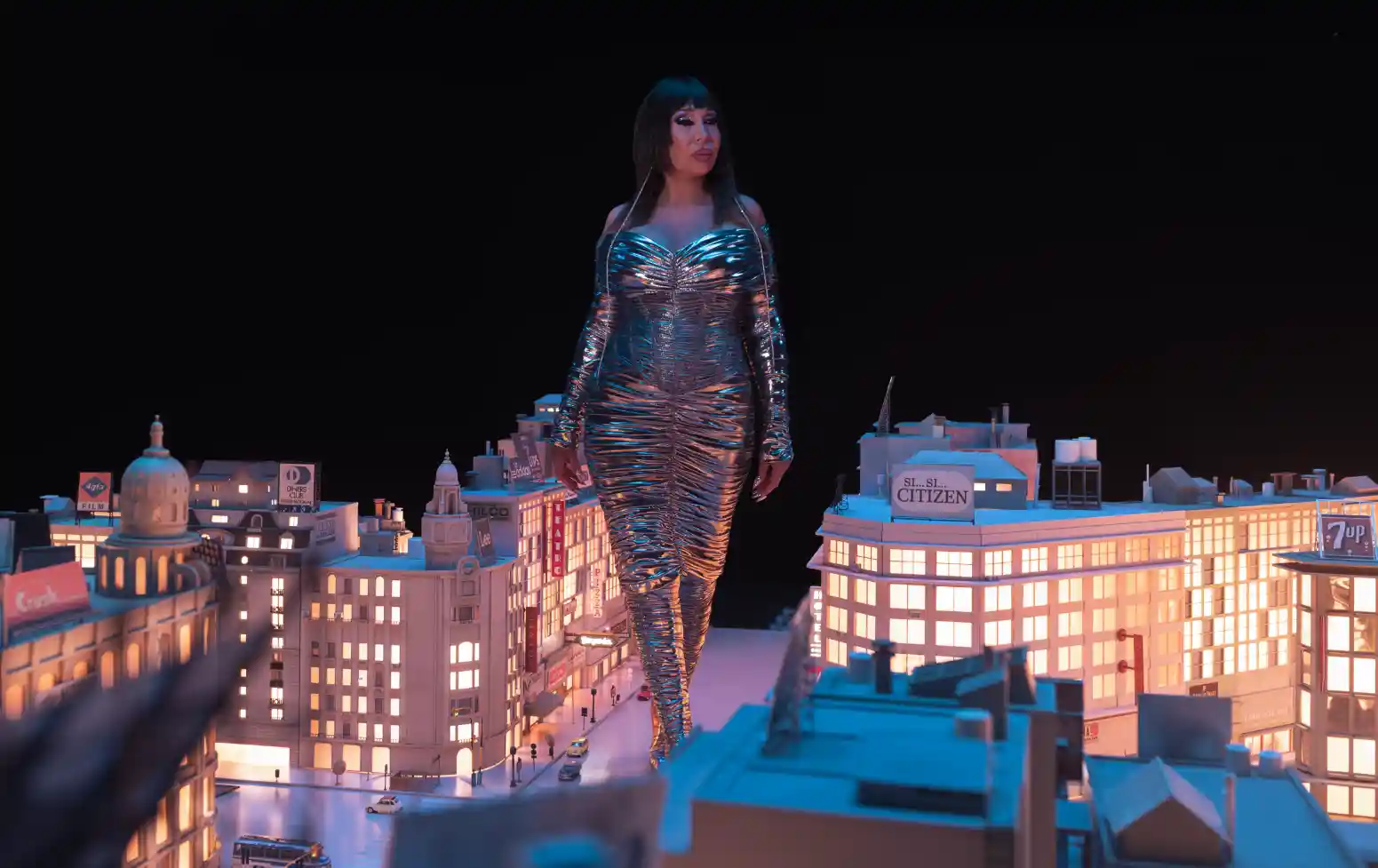 Moria Casán caminando sobre una maqueta de Buenos Aires en la serie Moria de Netflix