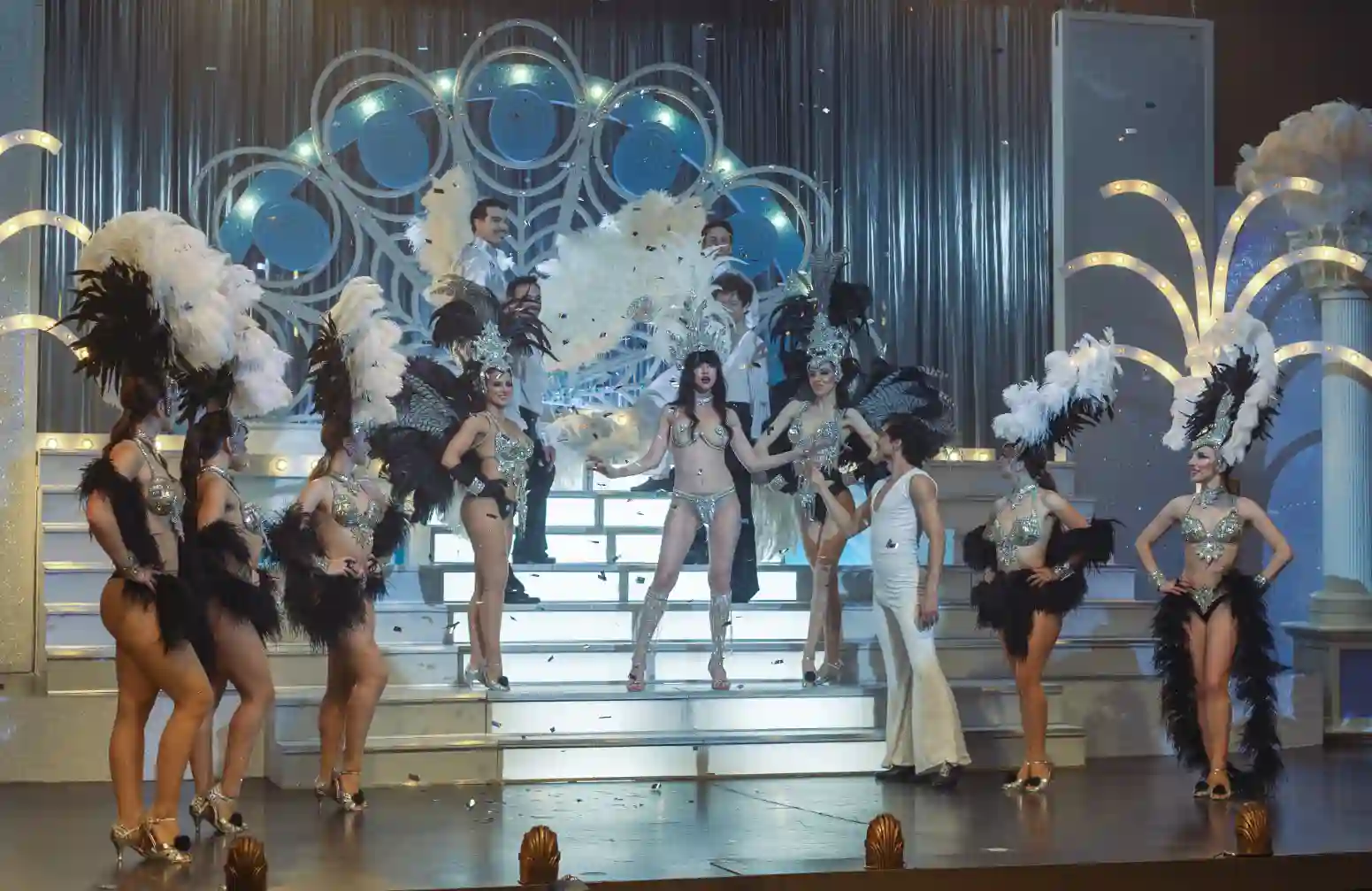 Escena de teatro de revista con vedettes y plumas en la serie Moria de Netflix