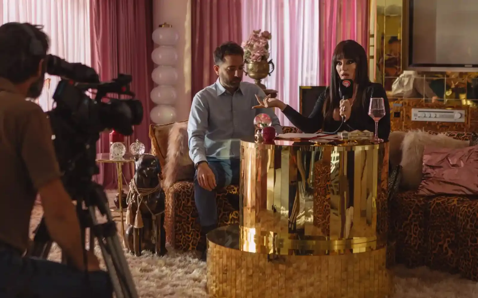 Escena de grabación televisiva en la serie Moria de Netflix
