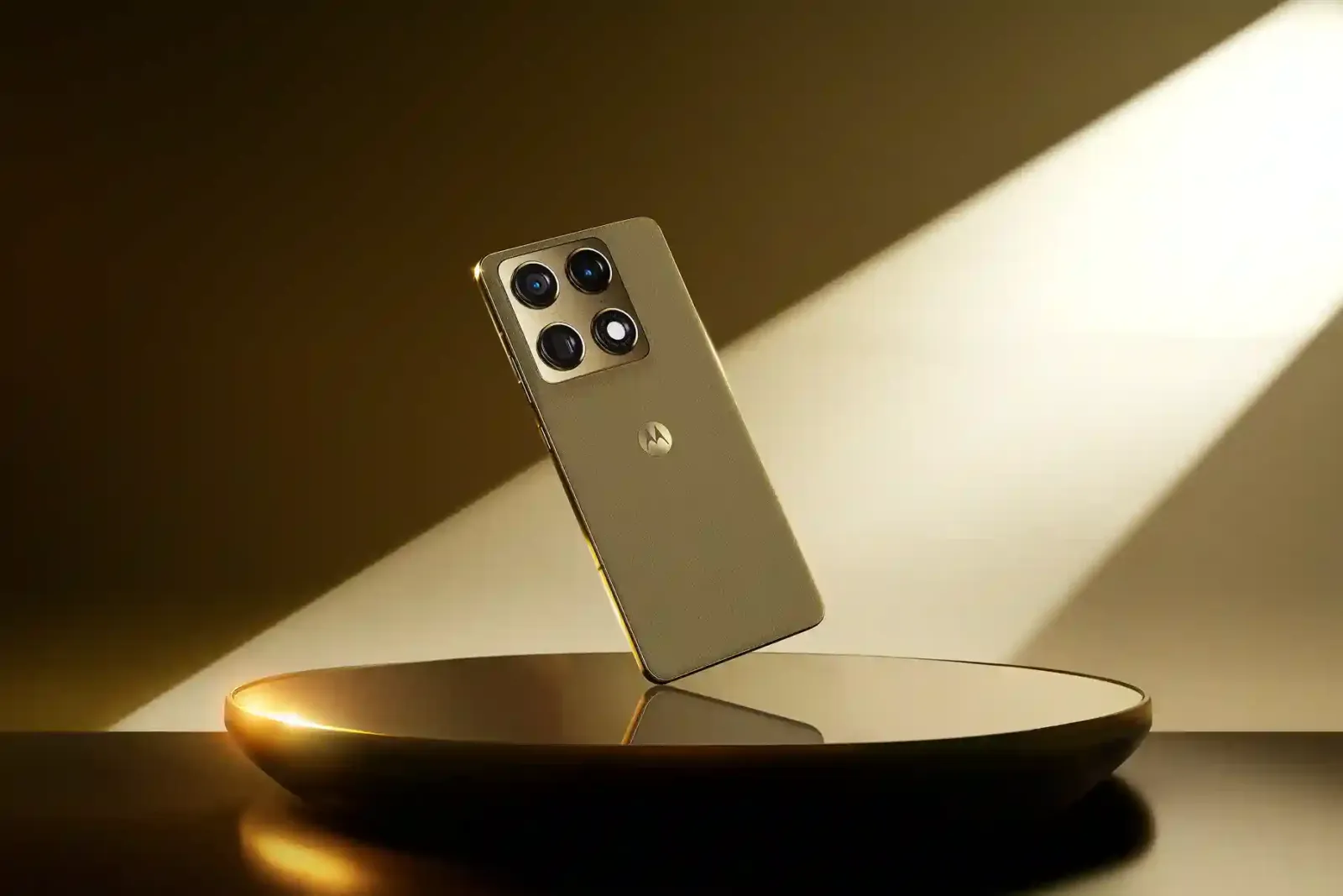 Un smartphone Motorola dorado exhibido sobre una base iluminada, uno de los equipos con descuento por el Día del Niño
