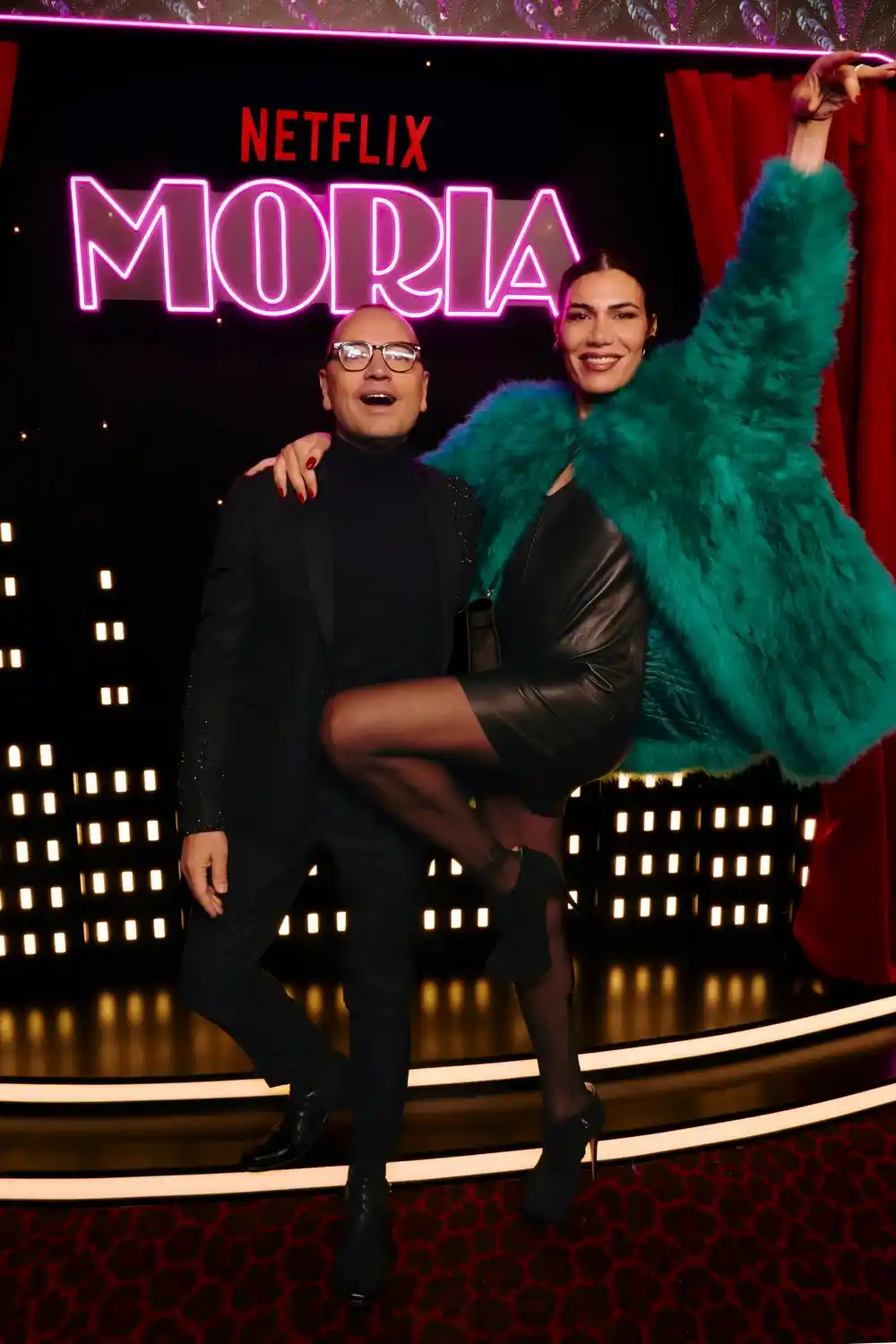 Fabián Medina Flores y Flor de la V en la premiere de la serie Moria