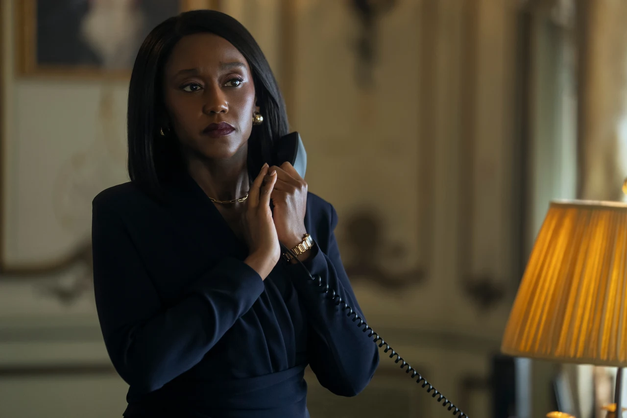 Nana Mensah como Billie Appiah hablando por teléfono en The Diplomat temporada 4