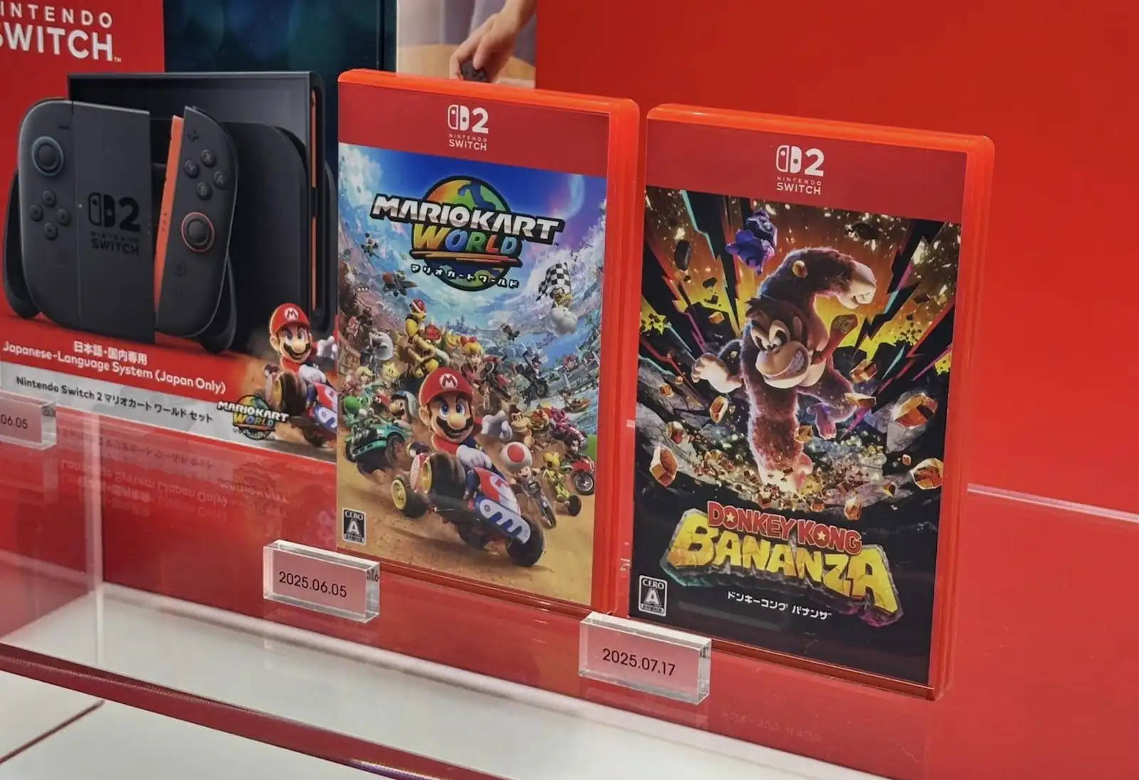 Vitrina con cajas físicas de juegos de Nintendo Switch 2 como Mario Kart World y Donkey Kong Bananza