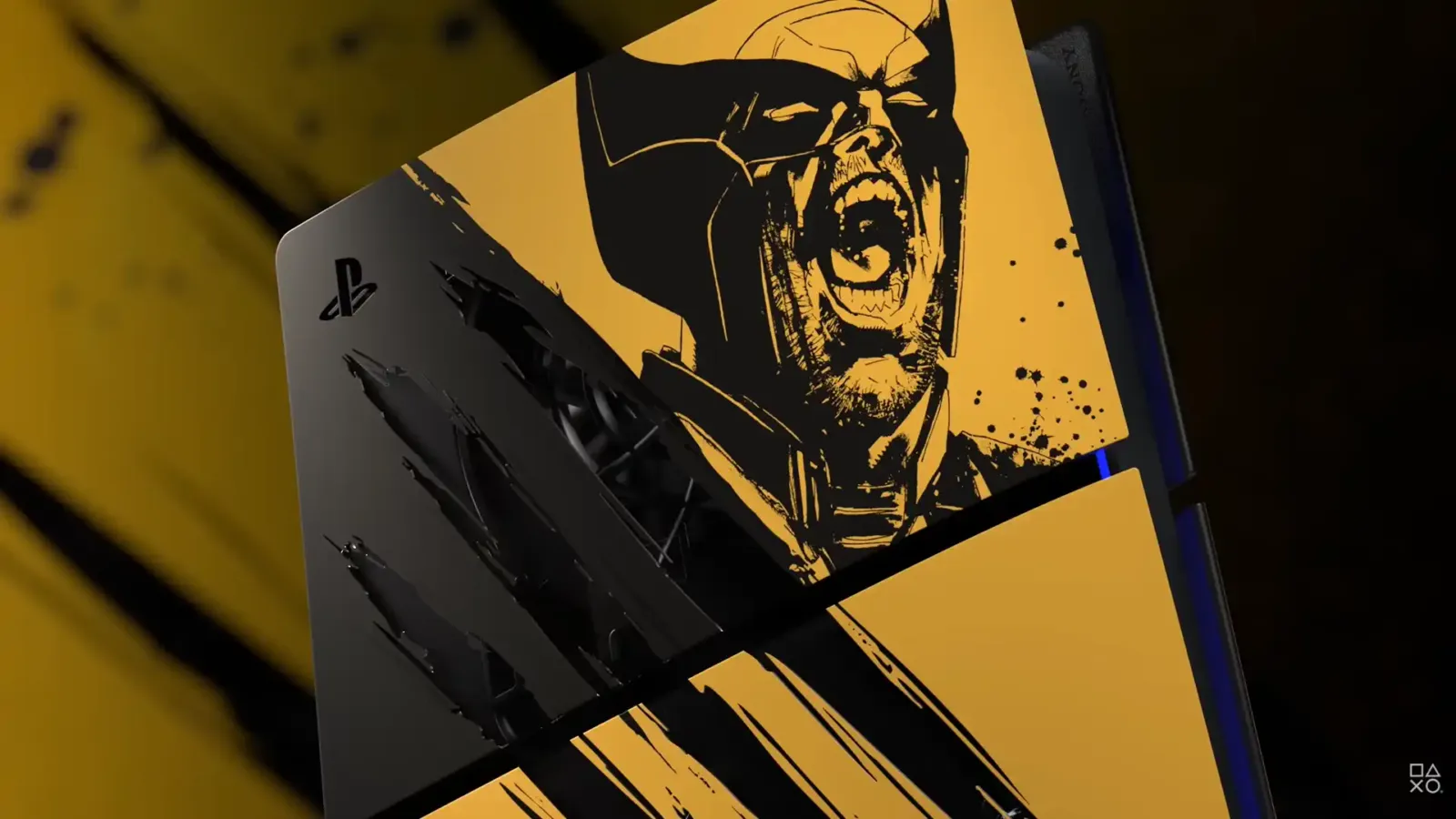 Primer plano de la carcasa de la PS5 edición limitada de Marvel’s Wolverine, con la ilustración de Logan rugiendo sobre fondo amarillo y negro