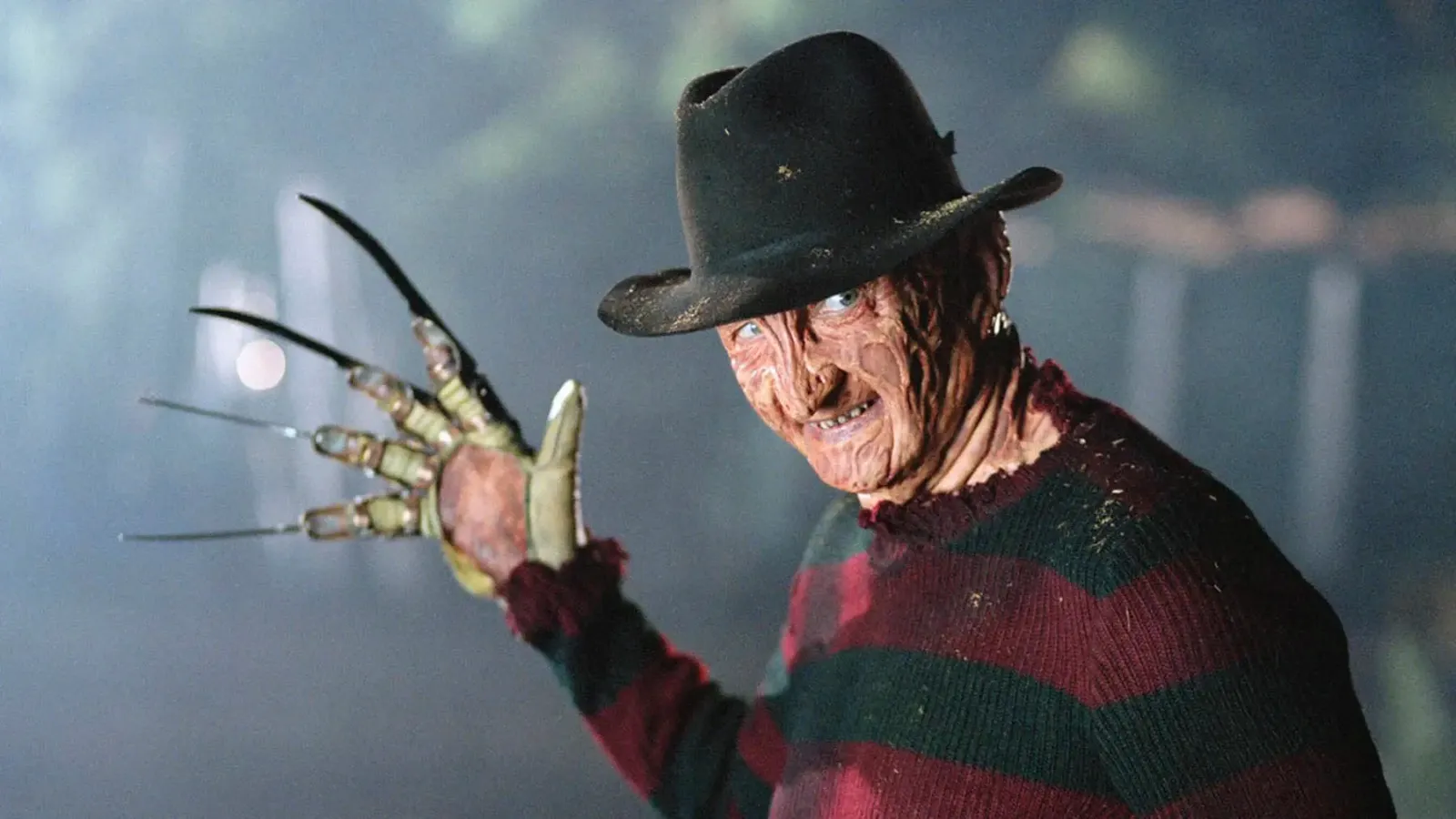 Freddy Krueger con su guante de cuchillas en Pesadilla en Elm Street