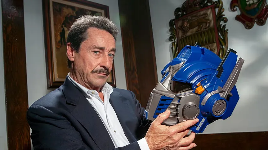 Peter Cullen sosteniendo un casco de Optimus Prime, el personaje de Transformers al que le puso la voz