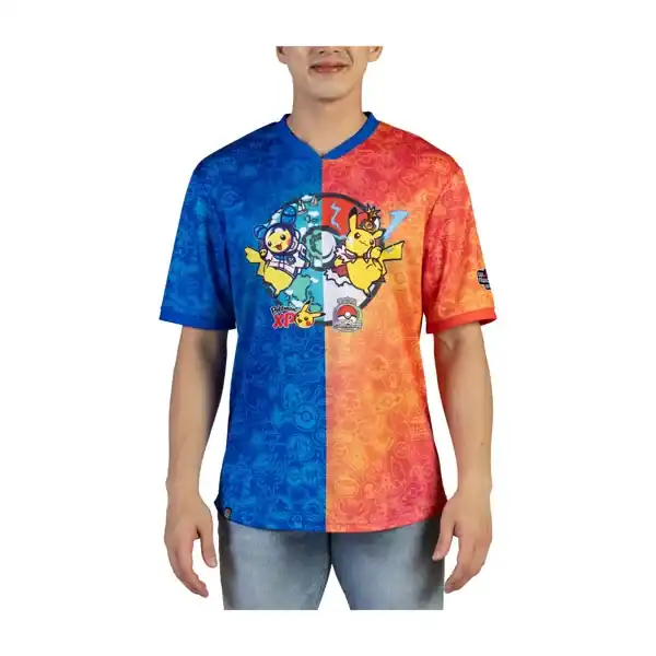 Jersey del Pokémon Center Worlds 2026, mitad azul de PokémonXP y mitad rojo del Campeonato Mundial