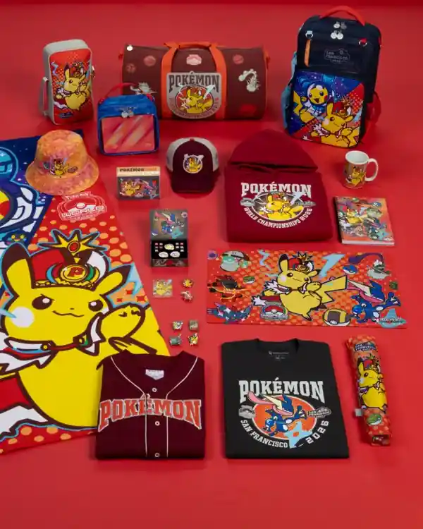 Línea del Campeonato Mundial 2026 en rojo y naranja con remeras, mochila, taza y gorro de Pikachu