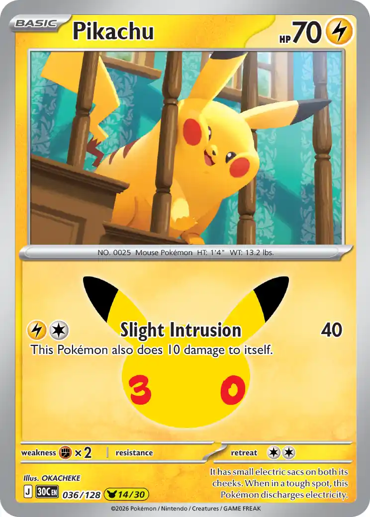 Carta Pikachu 14/30 de OKACHEKE: Pikachu asomándose entre los balaustres de una baranda de madera