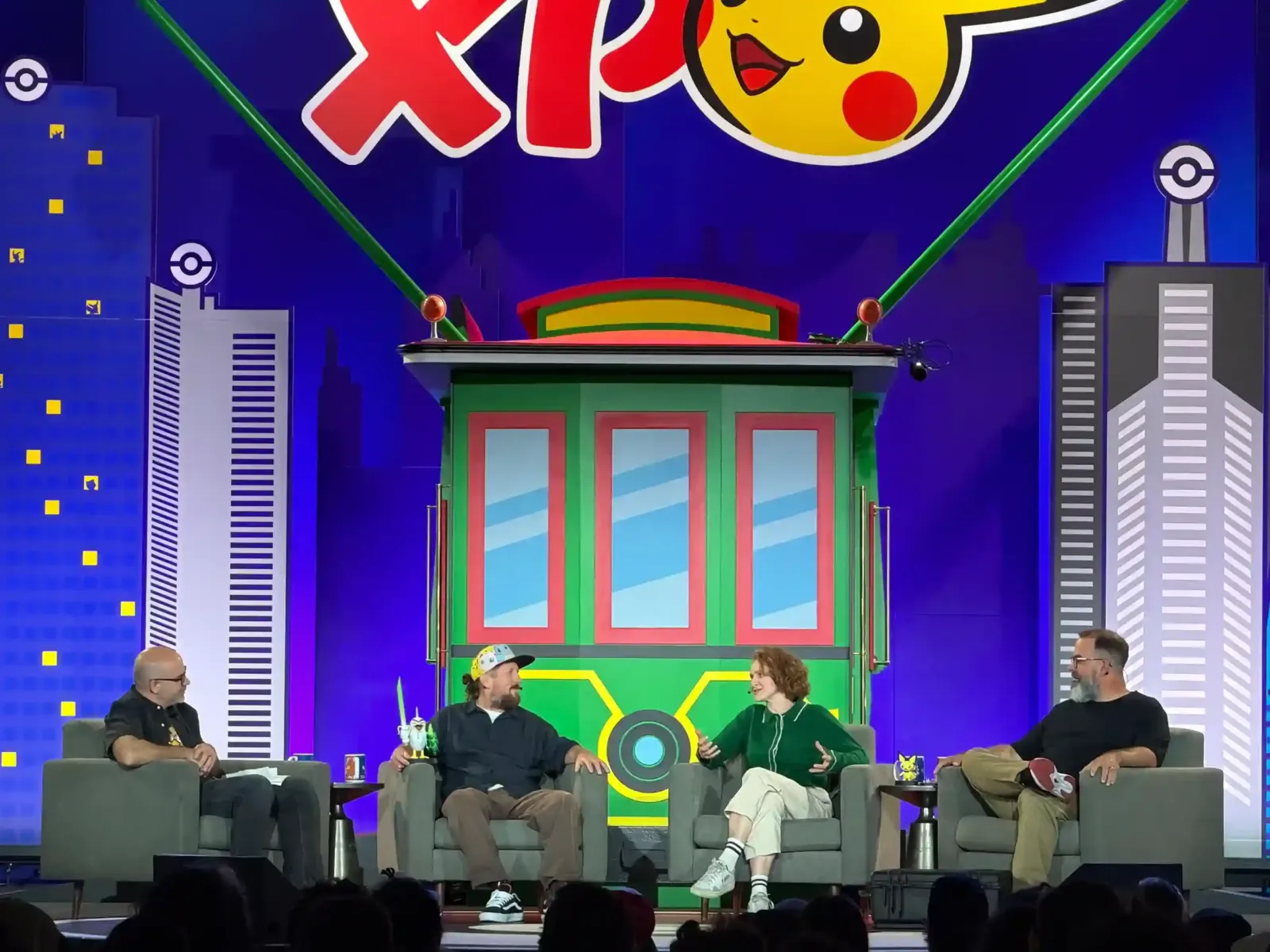 Panel de Pokémon Tales en el escenario del PokémonXP 2026, con decorado de tranvía de San Francisco