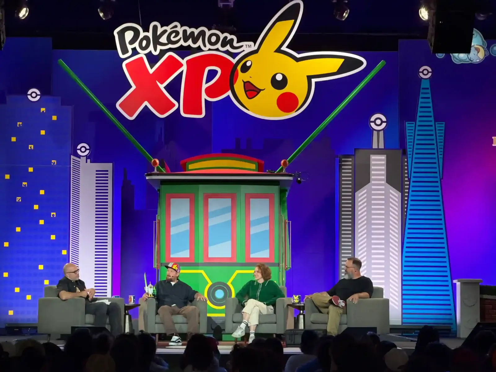 Los panelistas de Pokémon Tales durante la charla en el PokémonXP 2026