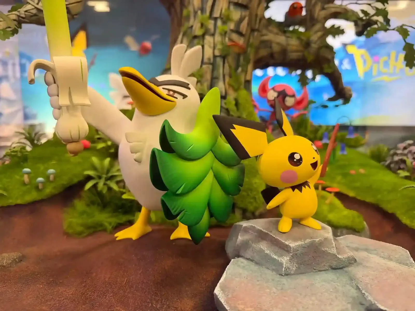 Sirfetch'd con su puerro y Pichu sobre una roca en el set en miniatura de Pokémon Tales