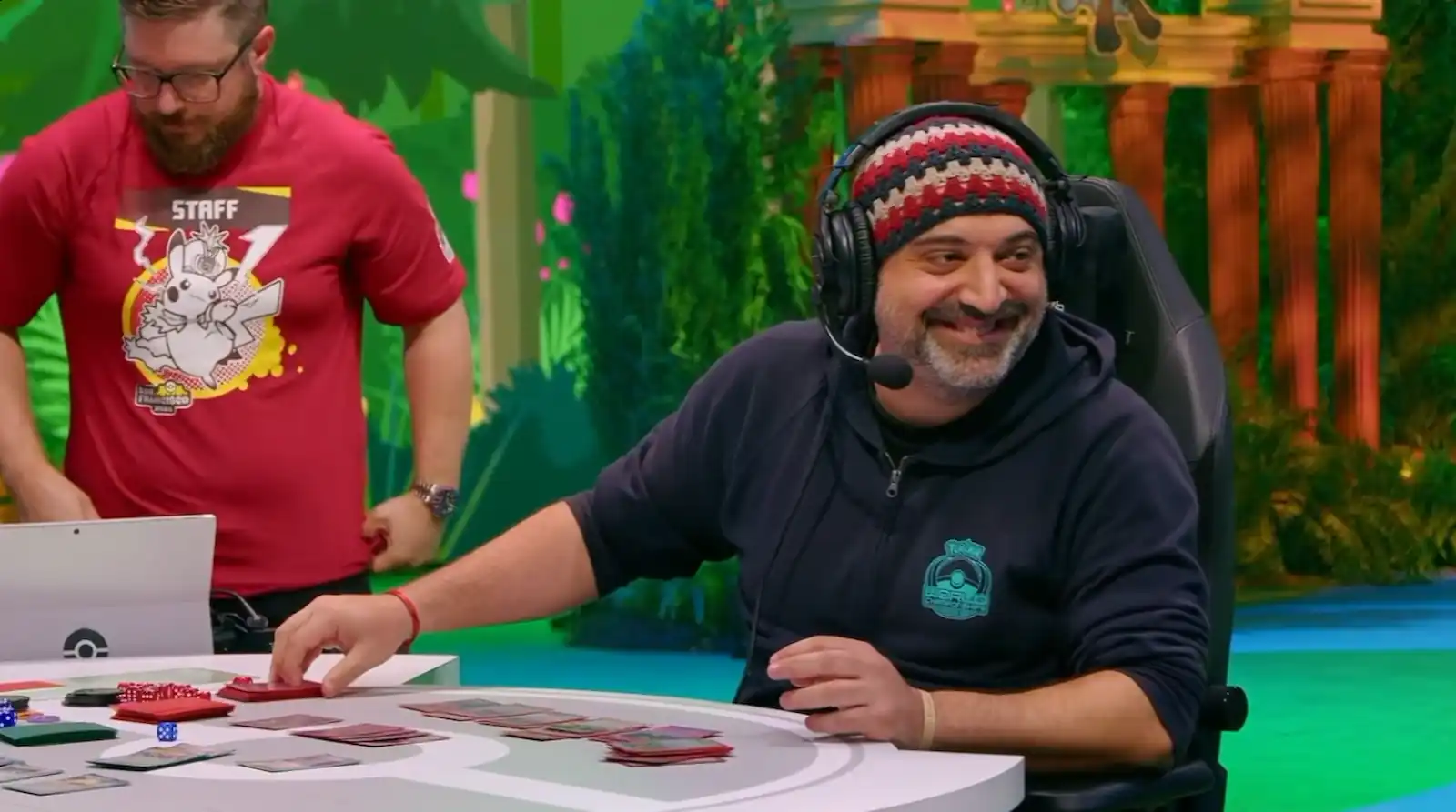 Diego Cassiraga sonríe durante su partida de Pokémon TCG en el escenario principal del Mundial Pokémon 2026