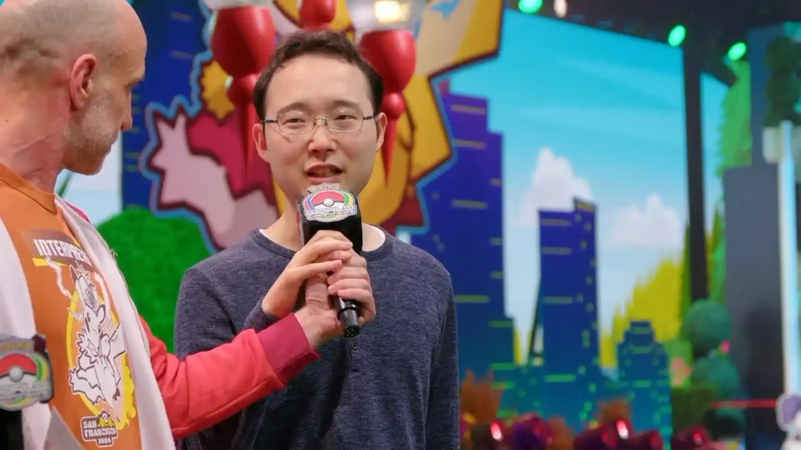 Entrevista a un finalista del Video Game Championship en el escenario principal del Pokémon World Championship 2026