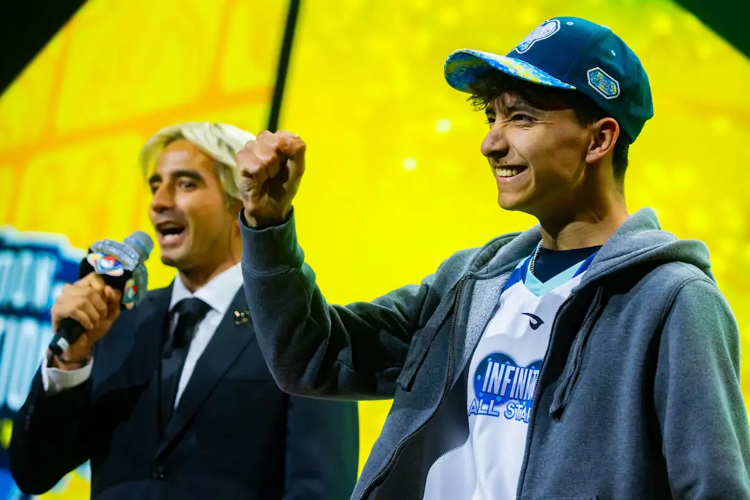 Leo Marín Torres, P4T0M4N, festejando su título en el circuito competitivo de Pokémon GO