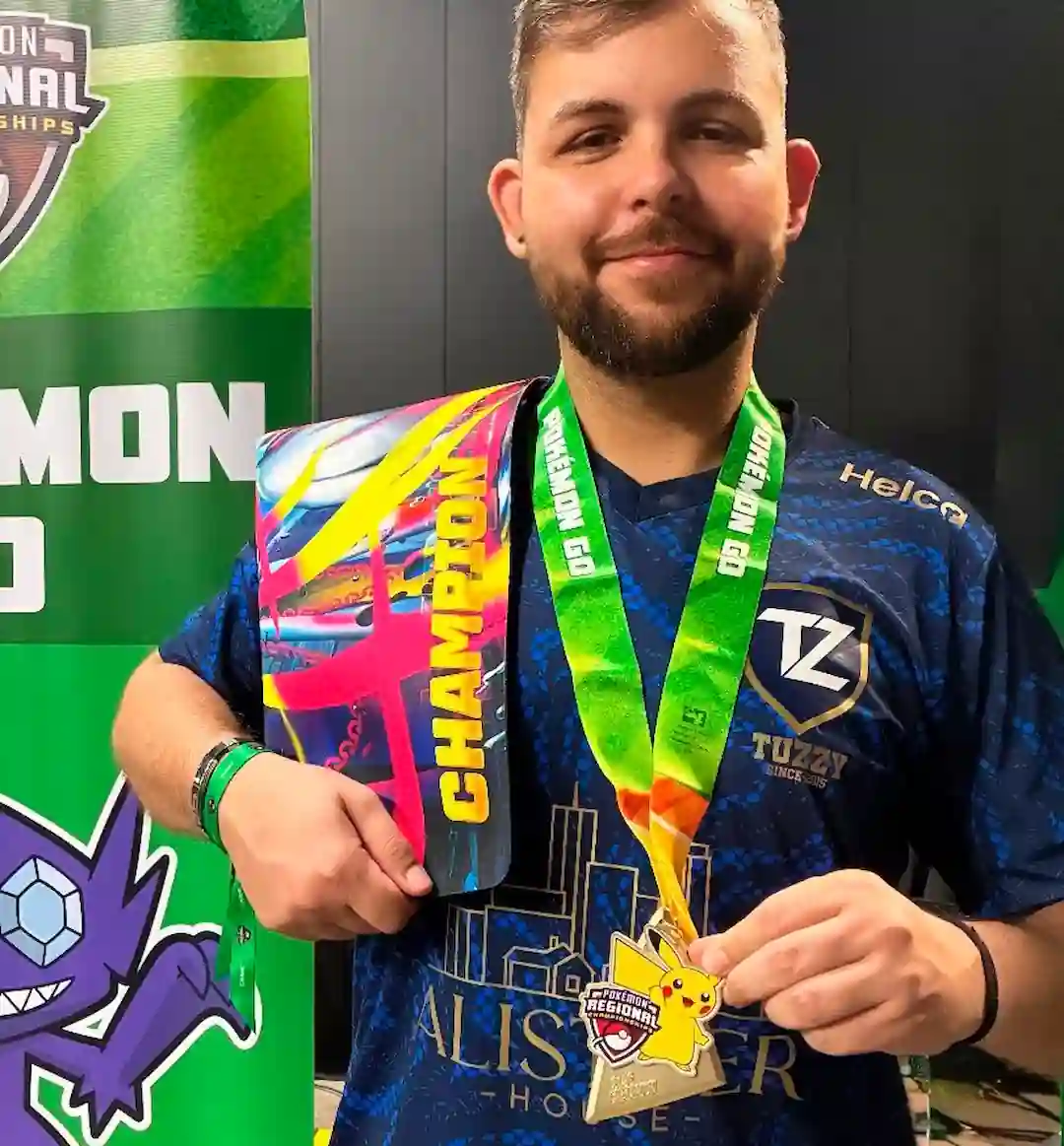Jorge Gustavo Ribeiro, Zarddy, con la medalla de campeón del Belo Horizonte Regional de Pokémon GO