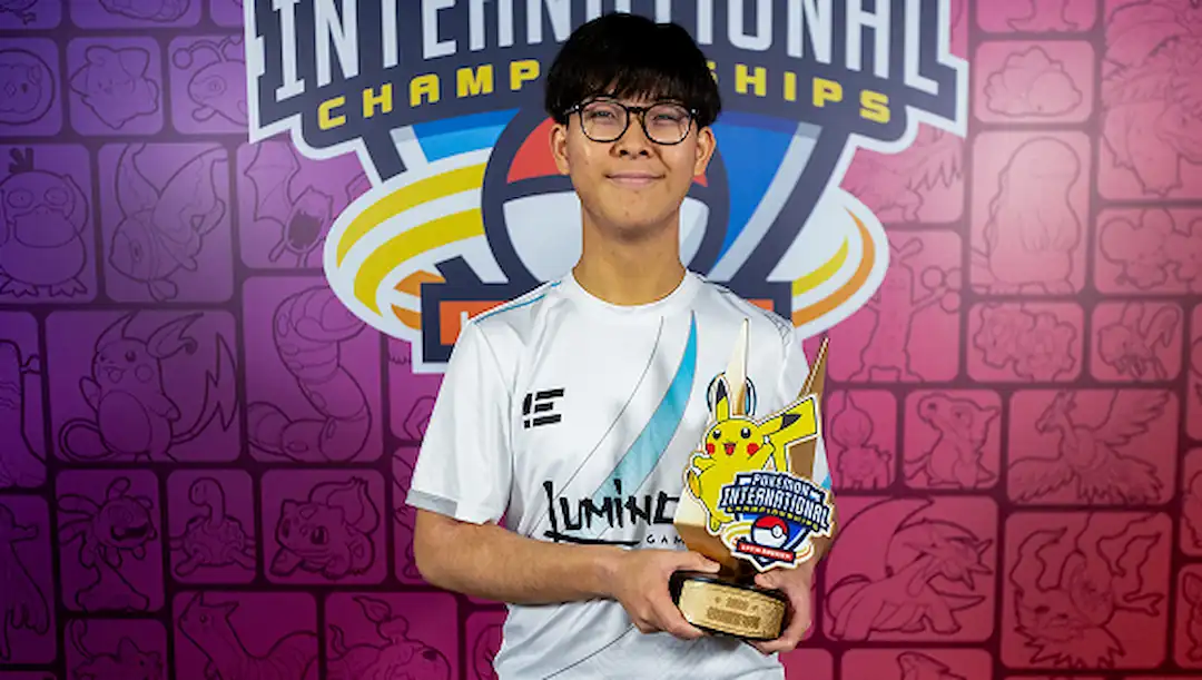 Eric Wang, NiteTimeClasher, con el trofeo del Latin American International Championship de Pokémon GO