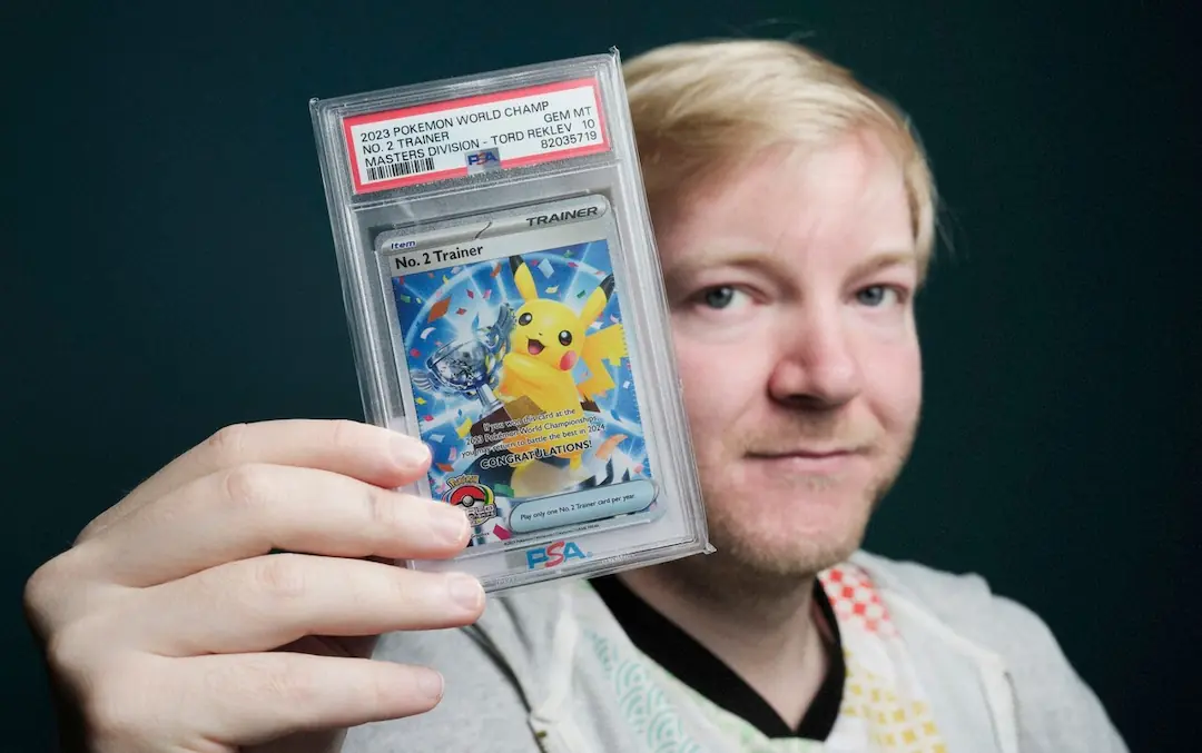 Tord Reklev muestra una carta de Pikachu: es el número 1 del ranking de Pokémon TCG 2026