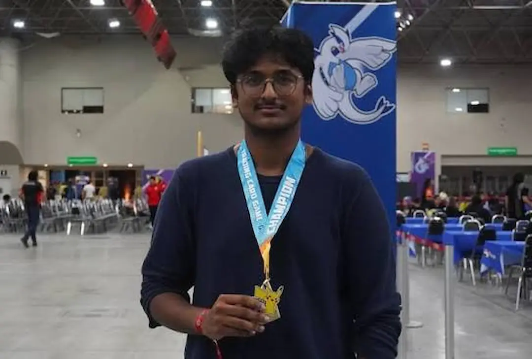 Abaan Ahmed con su medalla, cuarto en el ranking de Pokémon TCG 2026