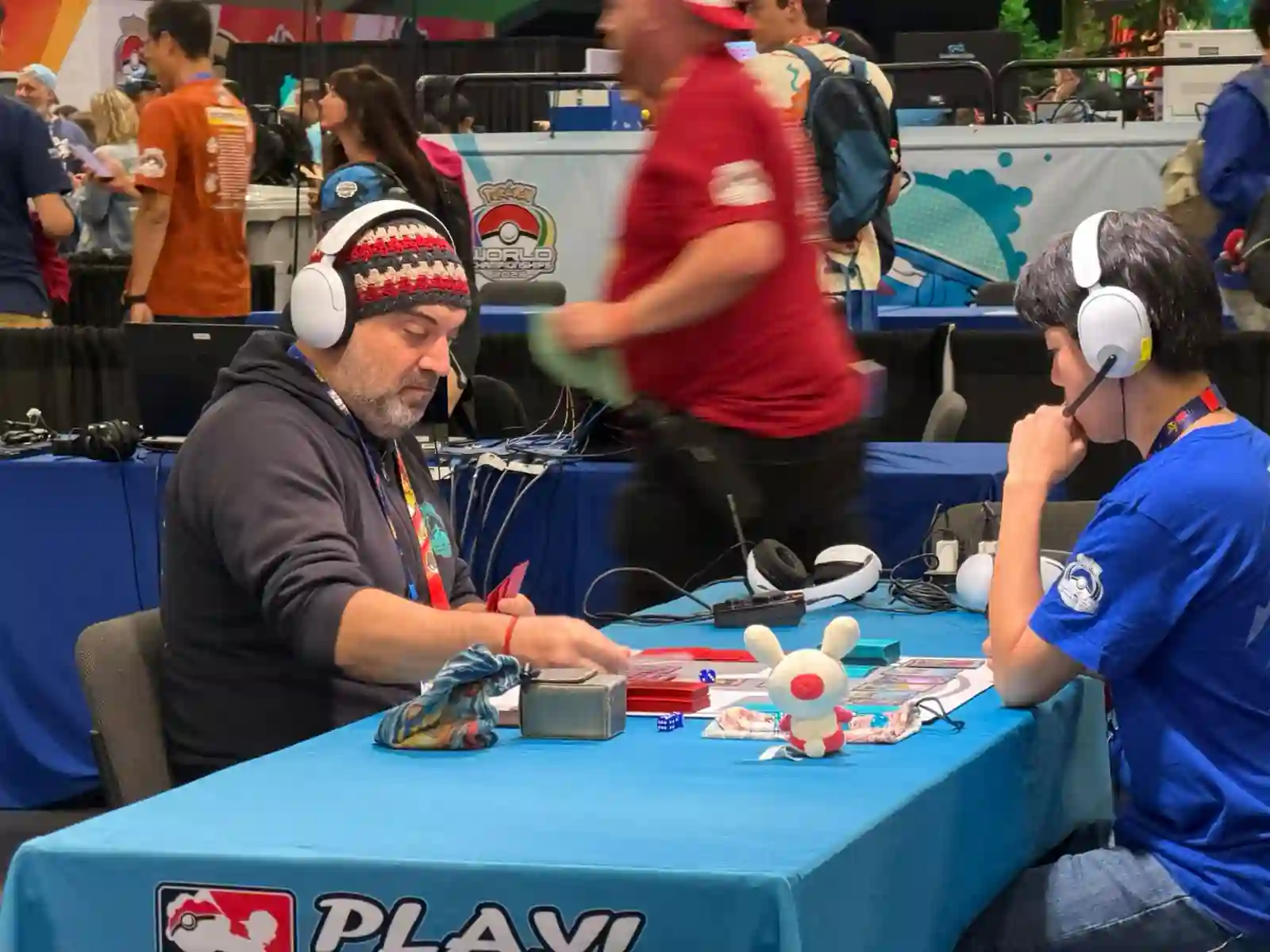 Partida de Pokémon TCG en las mesas de juego del Mundial de Pokémon 2026 en el Moscone Center
