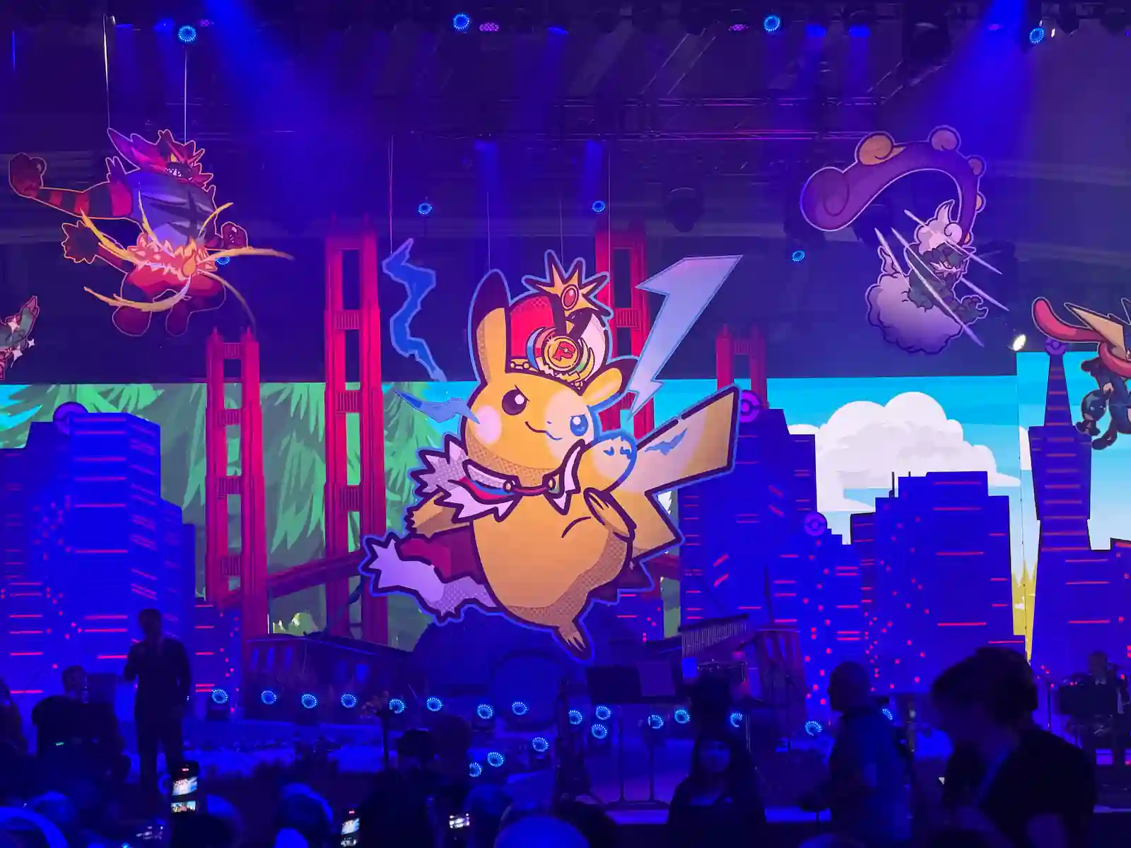 Pikachu sobre el Golden Gate en la pantalla del escenario del Mundial de Pokémon 2026 en San Francisco