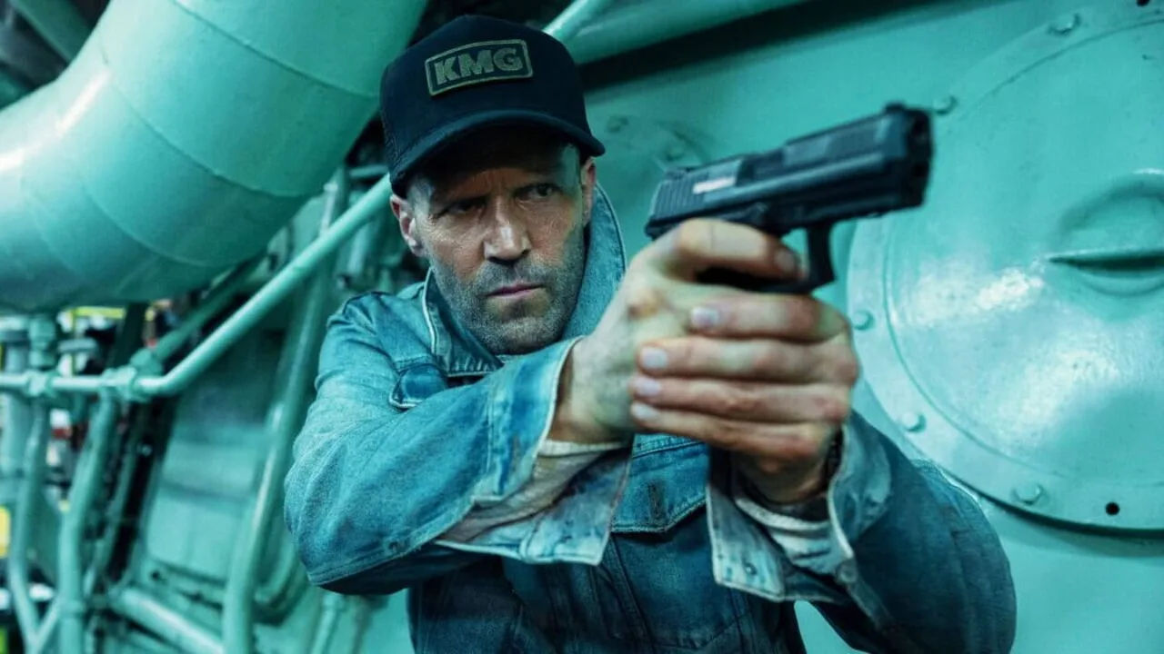 Jason Statham armado en una escena de Mutiny, estreno de Lionsgate