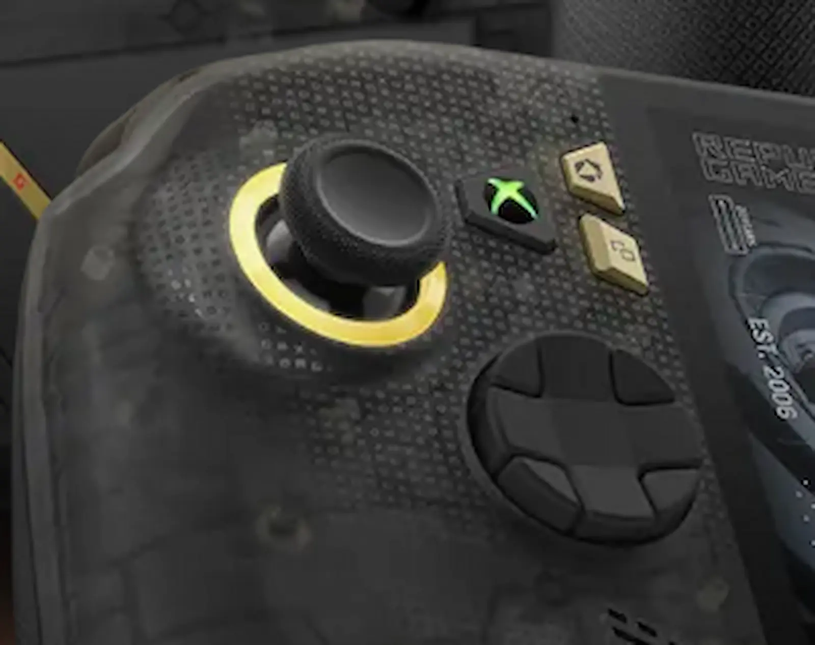 Detalle del joystick magnético TMR y la cruceta direccional intercambiable de la ROG Xbox Ally X20
