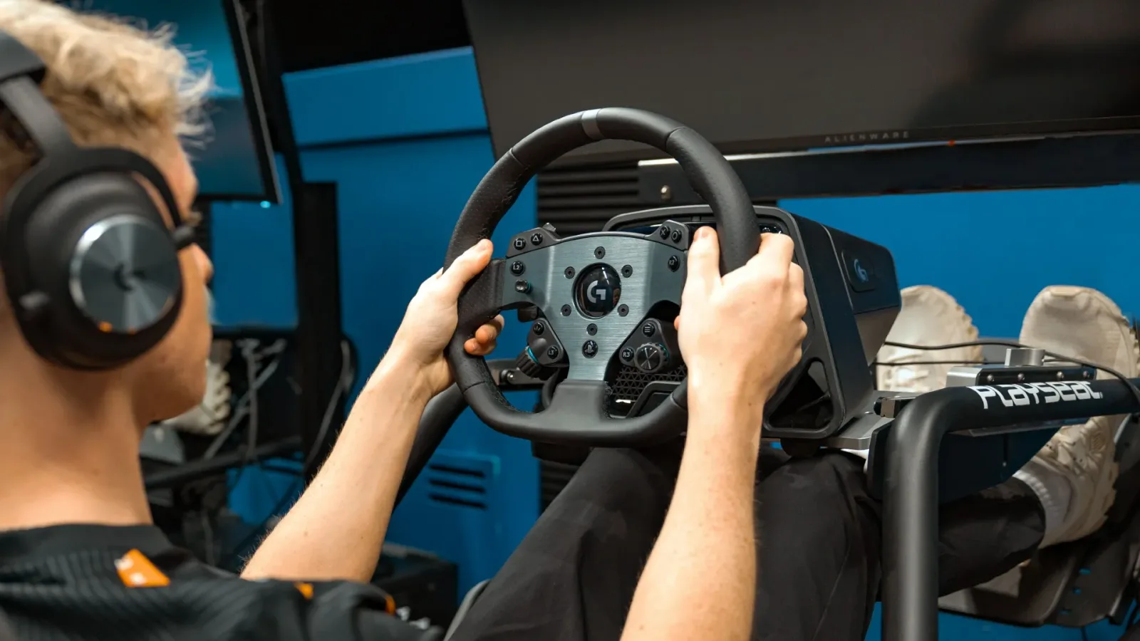 Jugador compitiendo en un simulador de carreras con volante Logitech G en los Race Days