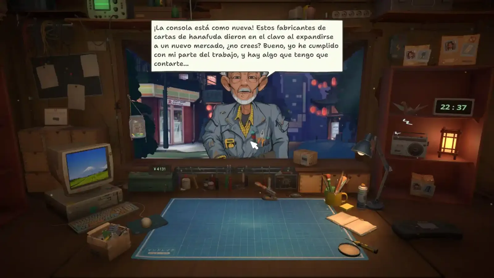 Un vecino anciano agradece en el mostrador de la tienda de ReStory: Chill Electronics Repairs