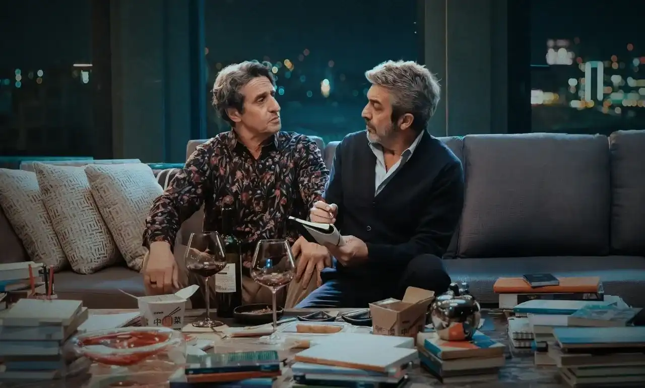 Diego Peretti y Ricardo Darin en una escena nocturna de Lo dejamos aca, la pelicula argentina de Netflix