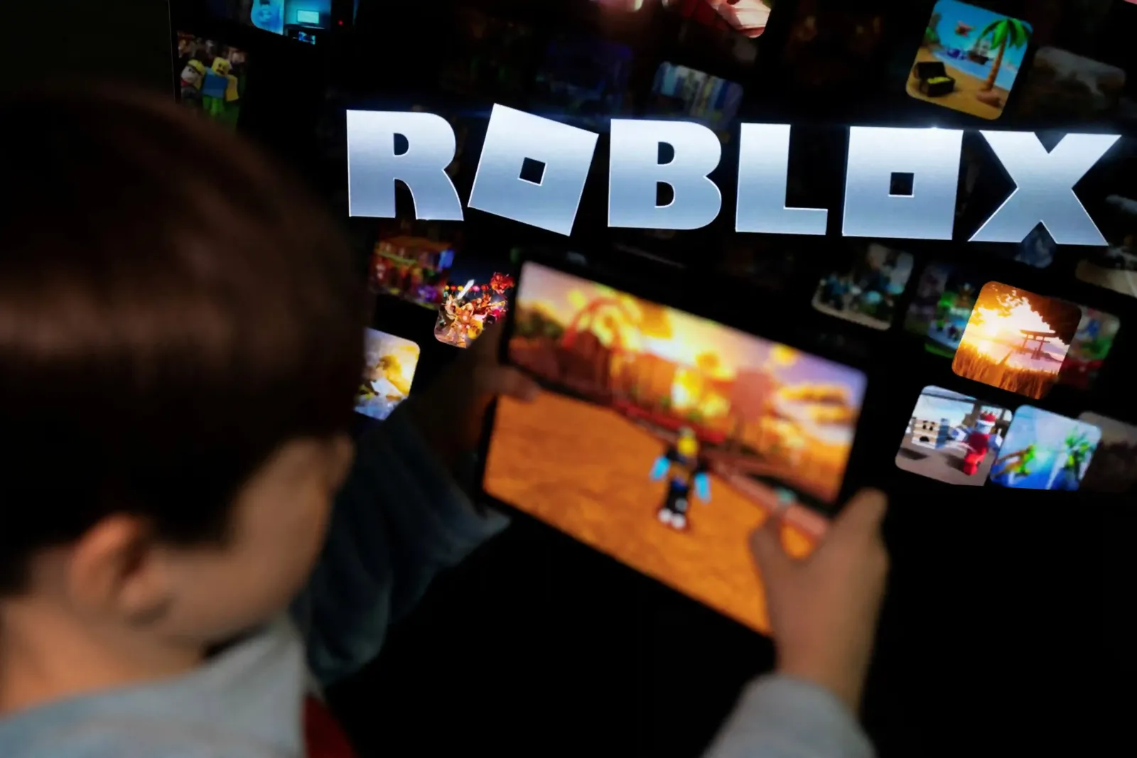 Un chico juega a Roblox en una tablet, en el centro del reclamo de Australia por la seguridad de menores