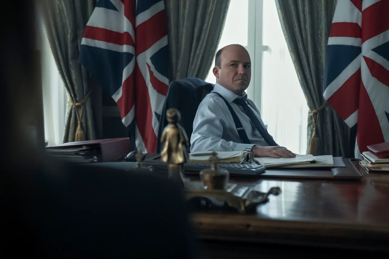 Rory Kinnear como el primer ministro Nicol Trowbridge en su despacho en The Diplomat temporada 4
