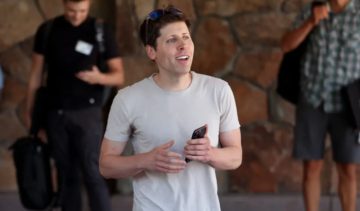 Sam Altman de OpenAI con un iPhone