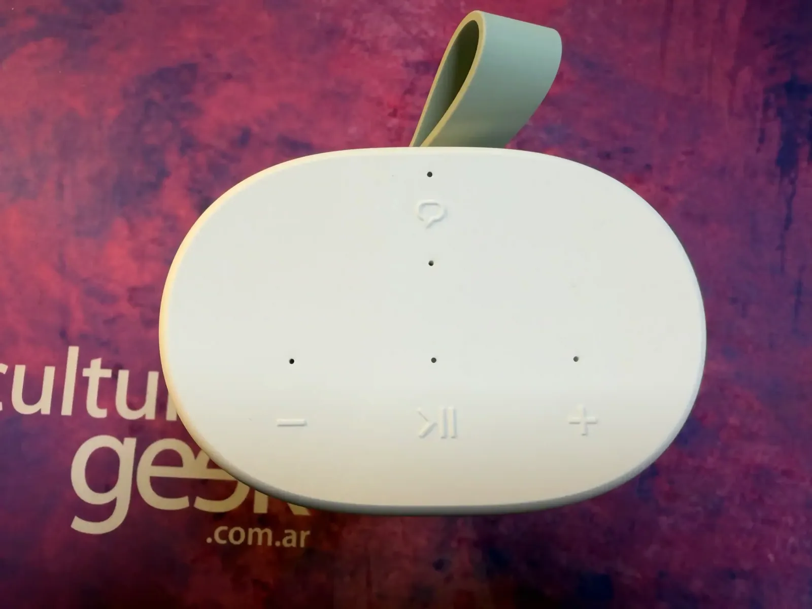 Los controles superiores del Sonos Play y su correa de transporte
