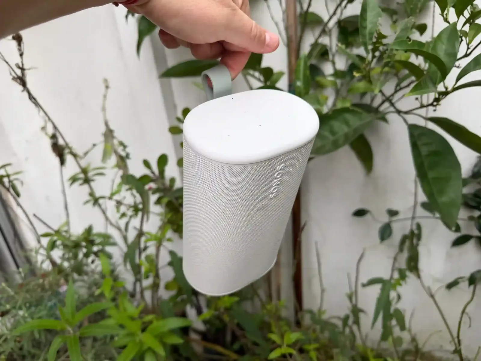 El Sonos Play en Cloud White, probado en exteriores