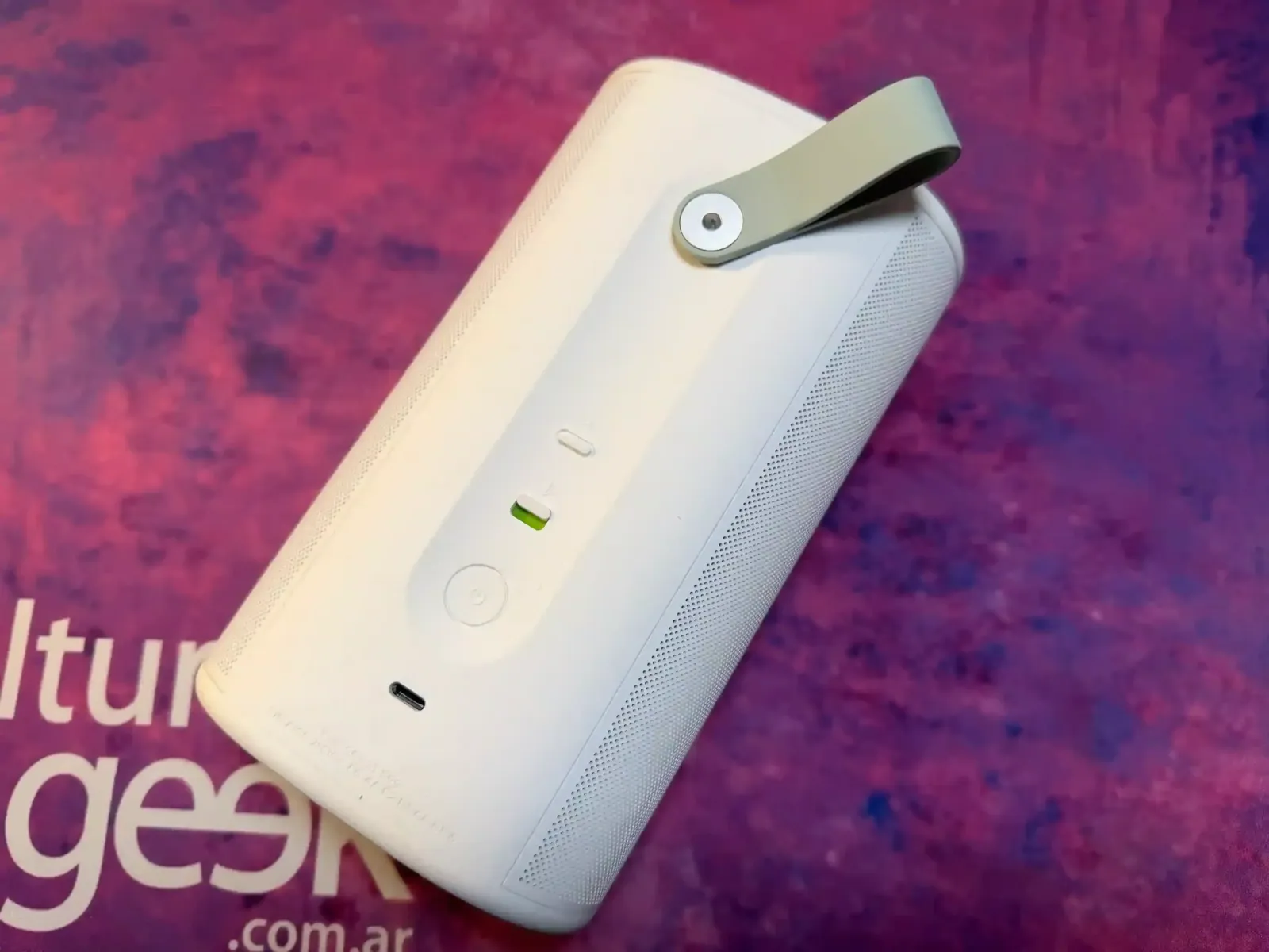 Los botones traseros del Sonos Play, con el puerto USB-C y el agarre