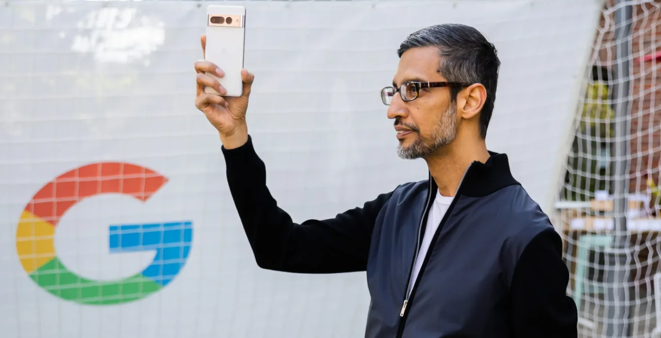 Sundar Pichai de Google con un celular Pixel