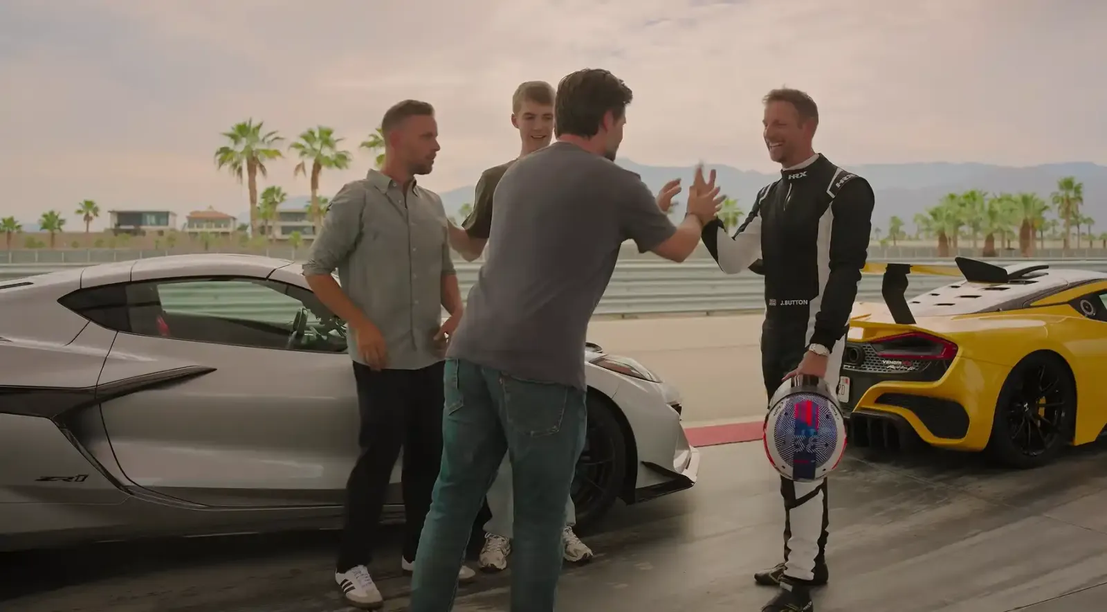 Los nuevos presentadores de The Grand Tour junto a Jenson Button y un deportivo amarillo