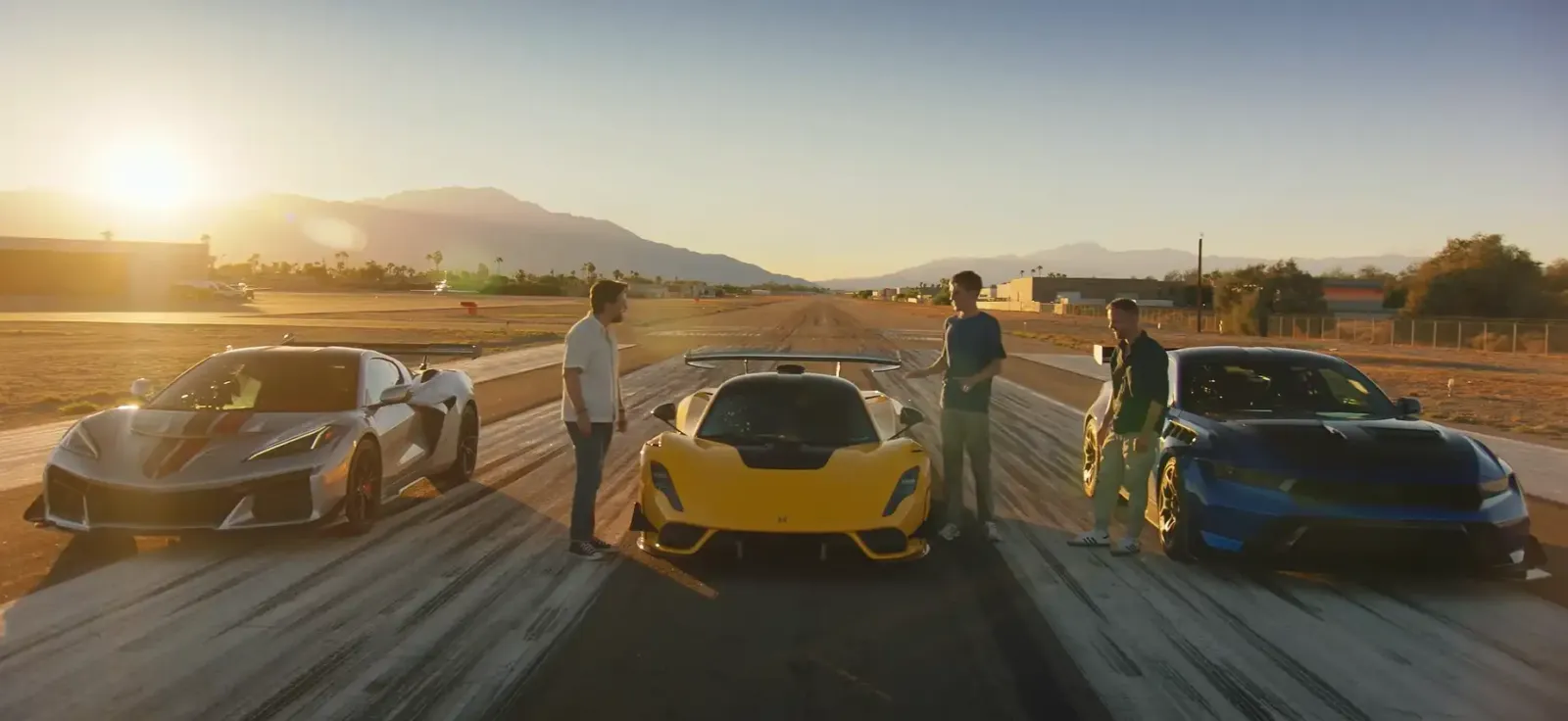 Tres autos deportivos en ruta en la temporada 7 de The Grand Tour
