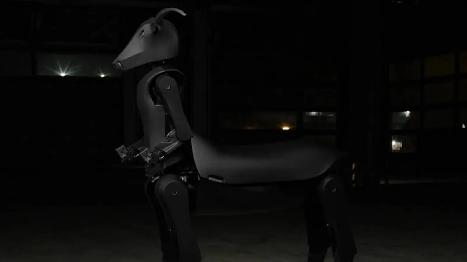 El robot Threehalves de Satyress fotografiado de perfil en la penumbra, con su cuerpo negro de cuatro patas