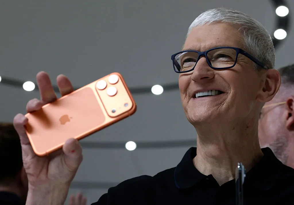 Tim Cook de Apple con iPhone 