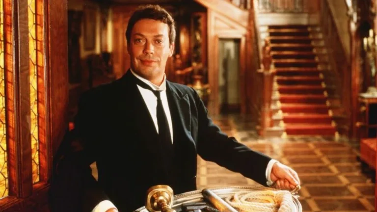 Tim Curry como Wadsworth, el mayordomo de la película Clue