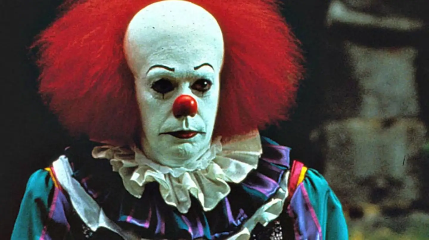 Tim Curry como Pennywise en la miniserie It de 1990