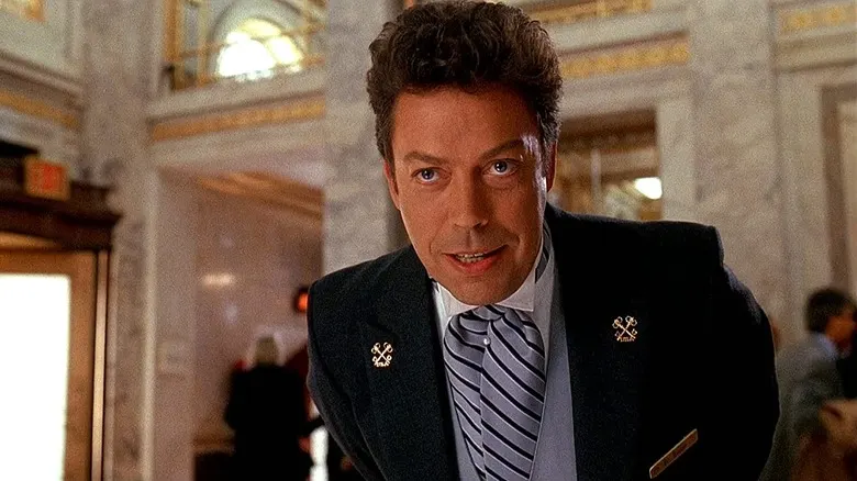 Tim Curry como Mr. Héctor, el conserje del Hotel Plaza en Mi pobre angelito 2