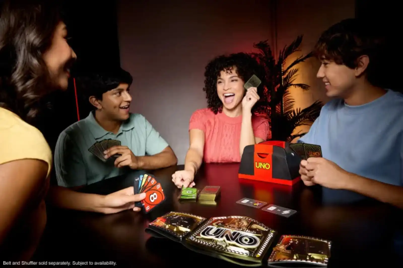 Cuatro jugadores disputan una partida de UNO Championship Series con el mezclador automático