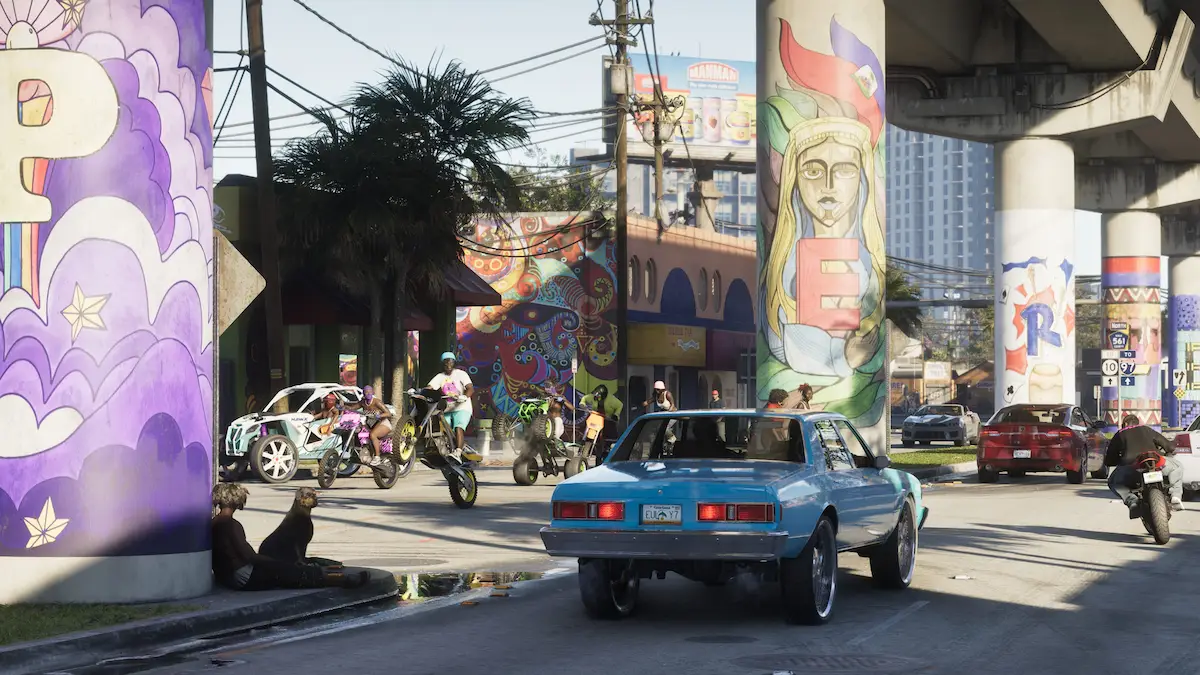 Auto clásico estacionado en una calle de Vice City con murales de colores y tránsito de fondo en GTA 6