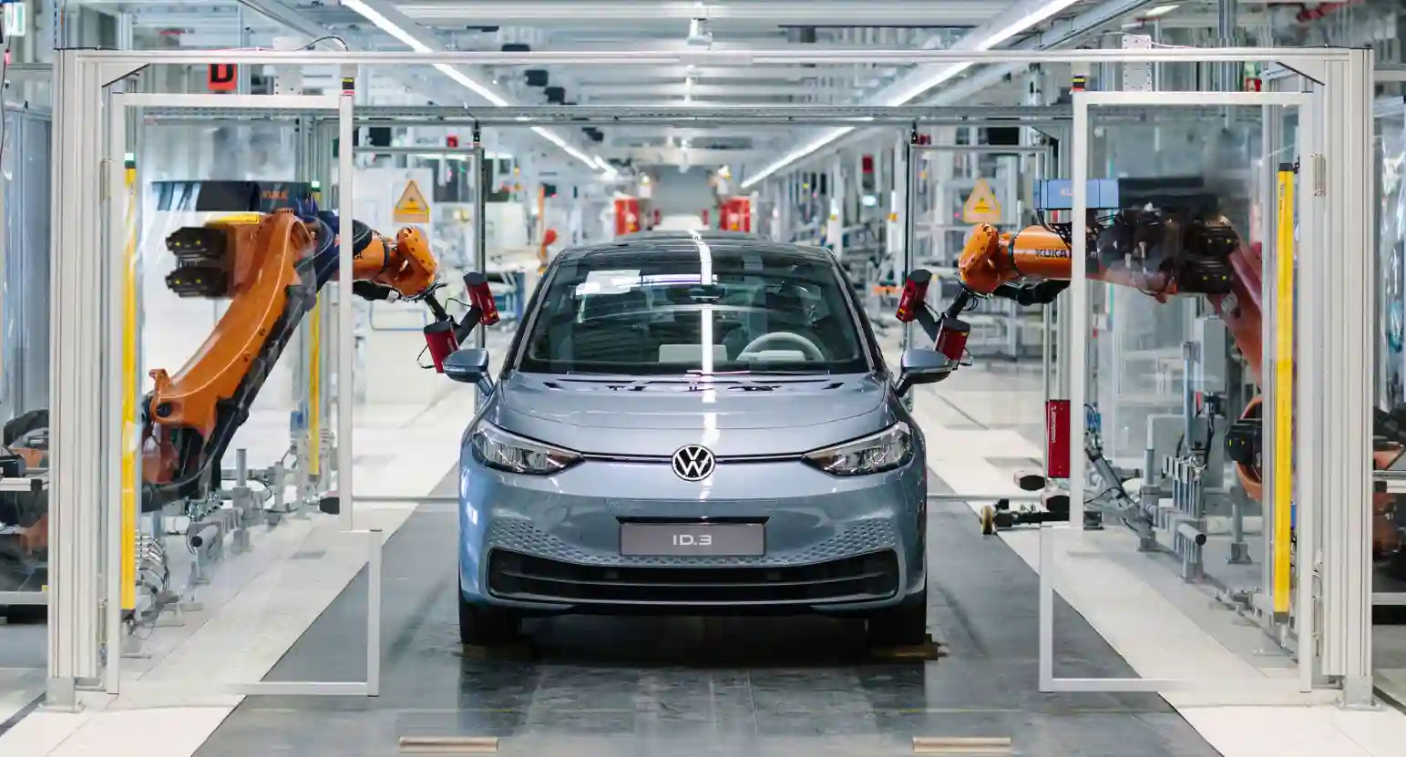 Un Volkswagen ID.3 eléctrico en la línea de montaje rodeado de brazos robóticos