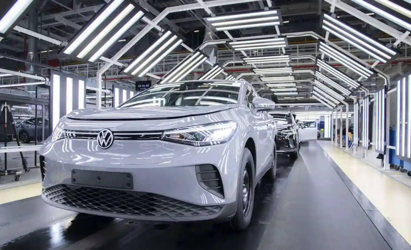 SUV eléctrico de Volkswagen en la línea de producción de una planta del grupo