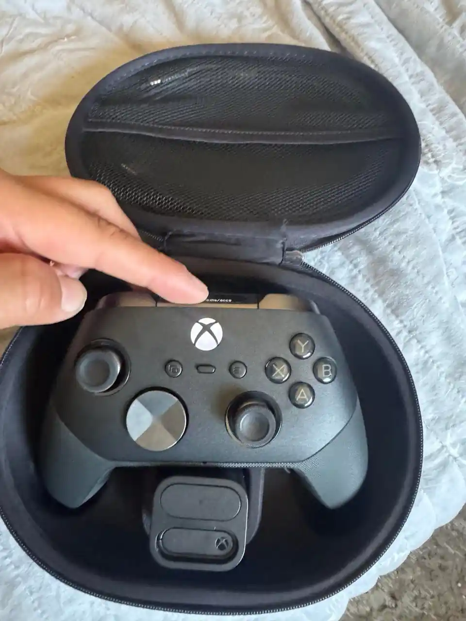 Foto filtrada del supuesto Xbox Elite Series 3 en su estuche, con la cruceta circular rediseñada y la pantalla apagada en la parte superior